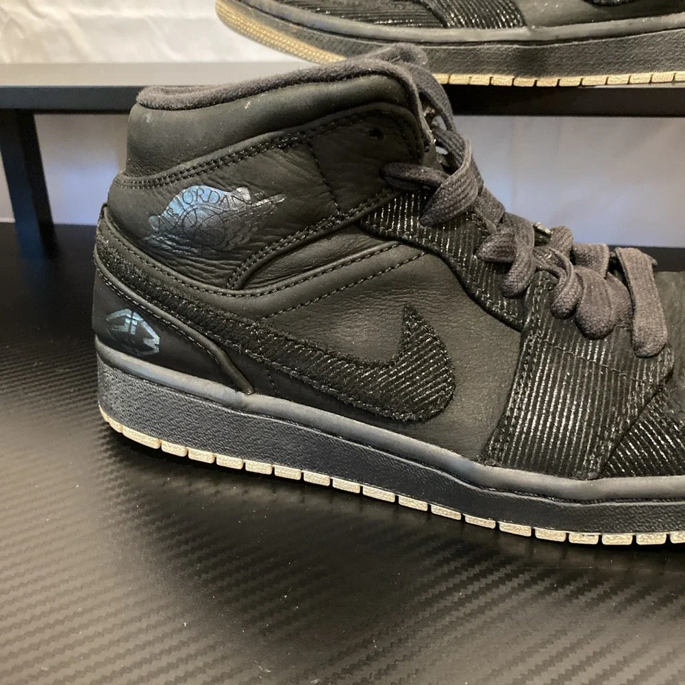 Air Jordan‎ 1 Mid Suit and Sneakers Black Size Mens 9.5 (630767-045)